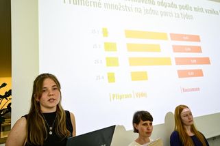 Ve školních jídelnách se vyhodí třetina jídla, děti nejedí polévky, ukázal výzkum z Prahy - Novinky
