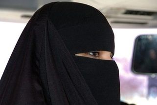 „Věděla jsem, že to nepřežiju.“ Svědectví z nápravných zařízení pro ženy v Saúdské Arábii - Novinky