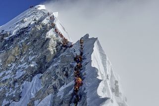 FOTO: Na střeše světa plno. Everest se prodraží, stejně se na něj leze ve frontě - Novinky