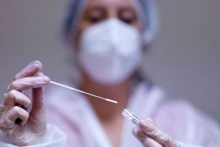 Zmatek nad zmatky: Ministerstvo narychlo mění opatření ohledně PCR testů před vstupem do ČR - Novinky