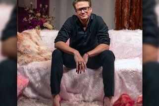 Šok pro prudérní jedince. Brzobohatý dorazil do televize v růžových lodičkách. Úplně za ženu se nepřevlékl kvůli Kuchařové