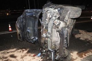 Řidič v Hradci přerazil autem strom a vrazil do sloupu. Vylezl nezraněný - Novinky