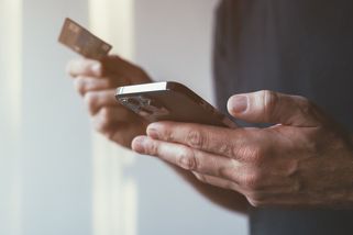 Falešní bankéři zkoušejí nový typ podvodu, znají vaše osobní data - Novinky