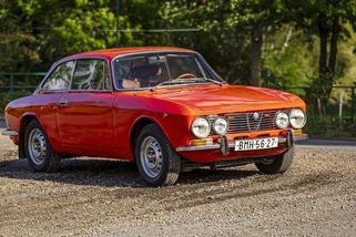 Do aukce míří Alfa Romeo GTV po Karlu Gottovi, s níž mistr vážně havaroval. Vyvolávací cena je navíc nečekaně nízká - Garáž.cz