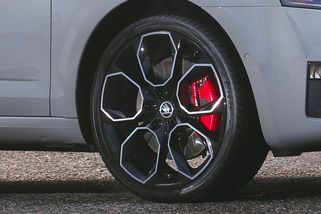 Jaké výhody a nevýhody přináší použití nízkoprofilových pneumatik? Velikost disků ovlivňuje chování auta