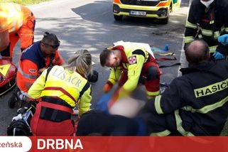 Ve vězení už skončil motorkář, který v sobotu způsobil nehodu, při níž se zranilo sedm osob. Pak surově napadl lékaře záchranky