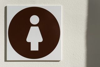 Žena v Německu vyrušila milence na nádražní toaletě. Hned vzplály jiné vášně - Novinky