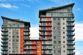 Kdo nemá na byt, špatně plánoval. Jak se píše o bydlení za paywallem