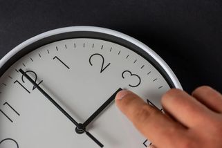 V neděli budeme spát o hodinu méně. Kdy se mění čas