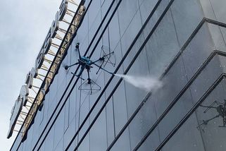 Zašlá fasáda a špinavá okna? Pomůže dron a horká voda