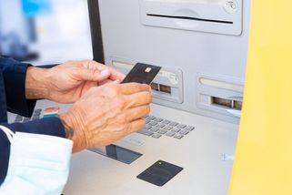 Zmanipulovaná seniorka spěchala do Ostravy poslat úspory podvodníkům. Ti jí dokonce zavolali taxi - Novinky