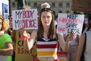 Foto: Nechte své doktríny dál od mé vagíny! Lidé demonstrovali za právo žen na potrat