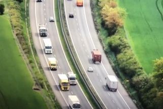 Tohle hovoří za vše. Policie zveřejnila letecké záběry předjíždějících kamionů na D1 - Novinky