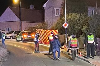 Řidič na Kolínsku zřejmě usnul, najel na chodník a smetl ženu se dvěma holčičkami. Jedna zemřela - Novinky