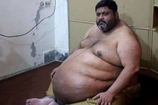 Za osm let přibral skoro 200 kilogramů, teď se jen bezmocně válí po podlaze - Novinky