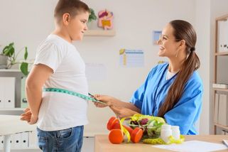 Třetí rohlík? Jak mluvit s dítětem o obezitě a přitom ho neponižovat