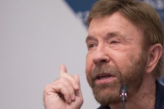 ANKETA: Chuck Norris dělí nulou a rozpláče cibuli. Vyberte ze 30 vtipů o legendě ten nejlepší