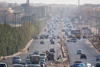 Z dálnice rovnou do obýváku: V Egyptě postavili most pouhých 40 cm od balkonů - Médium.cz