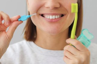 Nechcete mít umělý chrup? Bez dentální hygieny se to neobejde