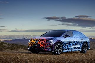 Volkswagen představil elektrický ekvivalent passatu. ID.7 se skrývá jen za minimálním maskováním - Novinky