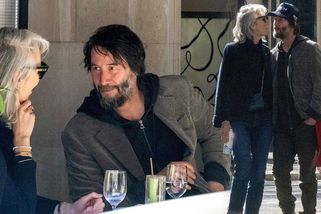 Keanu Reeves (60) na obědě se svou láskou: Vypadal jako zamilovaný puberťák