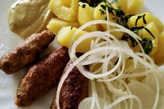 Čevabčiči si pamatuju z jídelny, ale doma s bramborem a hořčicí chutná mnohem lépe! Jeho balkánský původ mu dodává ty chutě