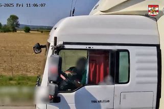 Řidič kamionu držel na dálnici u Brna místo volantu talíř a obědval. Natočila ho policejní dodávka - Novinky