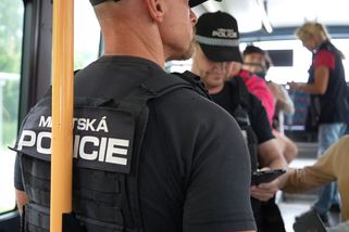 Dají jim i dudlík. Rodiče vozí šestileté děti v kočárku, aby nemuseli platit v autobuse - Novinky