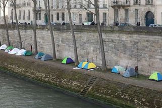 Afričtí migranti se v Paříži usadili na nábřeží Seiny. Stojí tam 140 stanů - Novinky