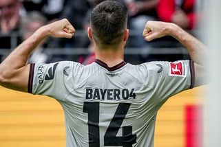 Frankfurt - Leverkusen 1:5, Hložek řádil! Hattrickem asistencí dirigoval kanonádu Leverkusenu, trefil se i Schick - Sport.cz