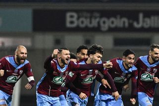 Fanoušci se hrnuli na hřiště po senzačním postupu. Hanba, naříkal trenér zostuzeného giganta - Sport.cz