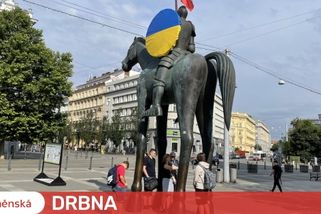 Brno vrátilo na sochu markraběte Jošta ukrajinskou vlajku. Strhneme ji, zuří kritici