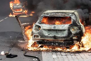 VIDEO: Začíná občanská válka, komentuje politik násilí ve Francii. Jde o brutální zášť, říká expert