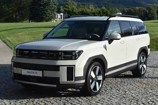 Nové Hyundai Santa Fe mění dnešní pořádky, Ve výbavě má i dezinfekční přihrádku