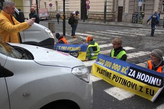 Kvůli plynu z Ruska blokovali aktivisté ulici u Sněmovny - Novinky