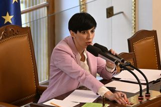 Poslanci ANO a SPD mají přes 80 podpisů k návrhu na odvolání Pekarové Adamové