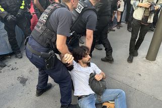 Stovky mladých migrantů obsadily náměstí v Paříži. Upozorňovaly na svou zoufalou situaci - Novinky