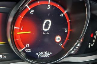 Jeden z největších českých autobazarů prodával stovky aut s přetočeným tachometrem