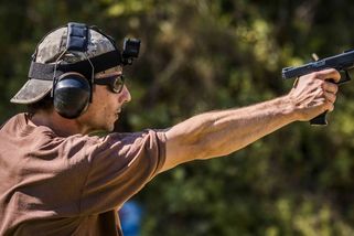 Lidé nakupují zbraně i náboje a chtějí se učit bojovat. Nápor zažívá i armáda - Seznam Zprávy