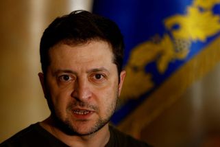 Zelenskyj čeká dobré zprávy ohledně dodávek zbraní. Situaci na frontě je podle něj těžká
