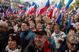 Tady něco silně smrdí. Desetitisíce lidí opět demonstrovaly proti vládě a zdražování energií
