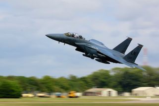 Kolik stojí americký letoun F-15, který havaroval v Kuvajtu, a proč je tak drahý?