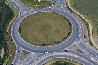 Peklo s názvem víceproudý kruhový objezd. Kdy blikat a kdy si dát kolečko navíc - Garáž.cz