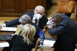 „Je to moc“. Opozice má s tříměsíčním nouzovým stavem problém - Novinky