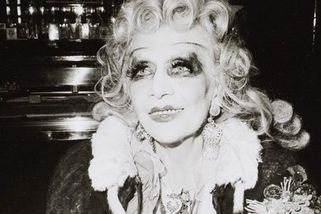 Svérázné postavy Prahy 80. let 20. stol. ožívají na dobových fotografiích