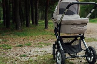 Miminko, se kterým otec silně třásl a hodil ho do kočárku, zemřelo. Policie obvinění přehodnotila na vraždu - Novinky