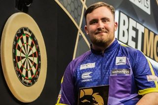 SportWin » Další sporty » Zázrak Luke Littler nemá přátele. Závist trhá svět šipek na kusy
