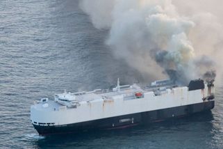 V Tichém oceánu vzplála loď převážející 3000 automobilů - Novinky