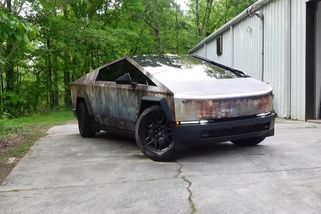 Cybertruck jako z Mad Maxe! Po téhle originální fólii zákazníci šílejí