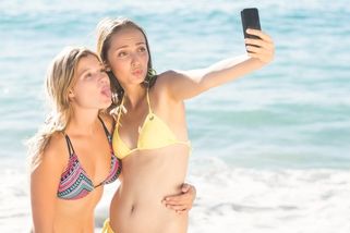 Evropa zpřísnila pravidla pro turisty. Může se prodražit i příliš dlouhý pokus o selfie - Novinky